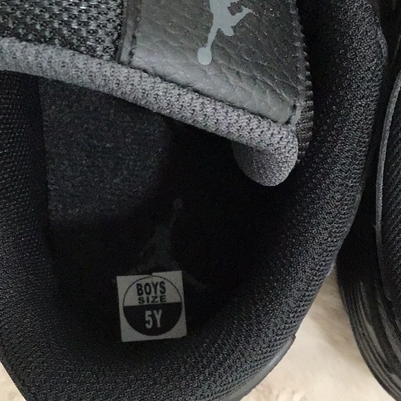 🆕 JORDAN Boys Max Aura 5 GS Classic Sneakers Black/Anthracite/Black - Picture 5 of 15